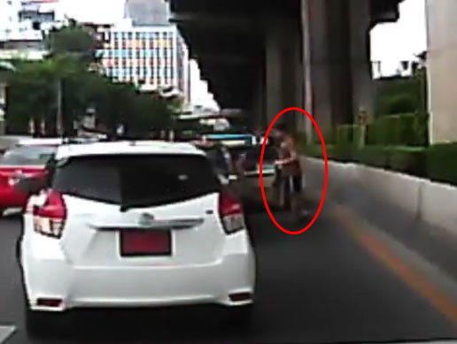 แฉคลิปเรืออากาศตรี ต่อยลุงวัย 70 ไม่ยั้งมือ ฉุนโดนขับชนท้าย