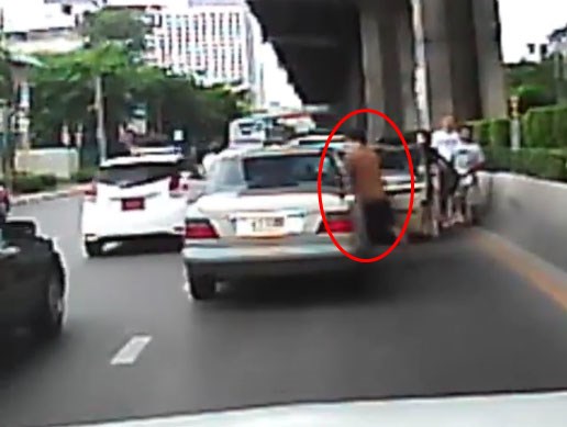 แฉคลิปเรืออากาศตรี ต่อยลุงวัย 70 ไม่ยั้งมือ ฉุนโดนขับชนท้าย