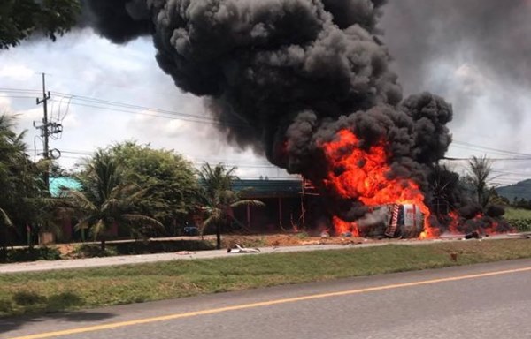 ไฟไหม้รถบรรทุกน้ำมัน