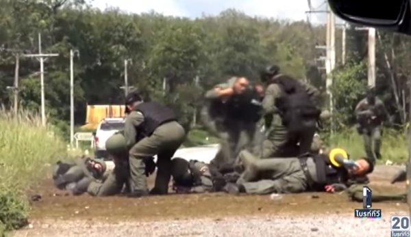 นาทีทหารหิ้วร่างเพื่อน หวังยื้อชีวิต หลังโจรใต้บึ้ม 3 ลูก 