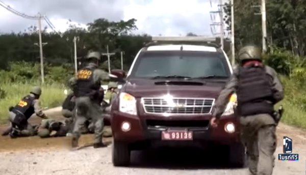 นาทีทหารหิ้วร่างเพื่อน หวังยื้อชีวิต หลังโจรใต้บึ้ม 3 ลูก 