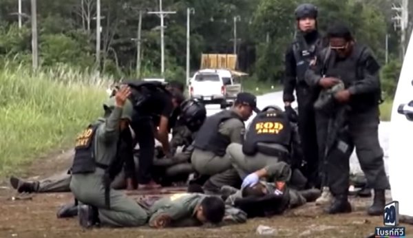 นาทีทหารหิ้วร่างเพื่อน หวังยื้อชีวิต หลังโจรใต้บึ้ม 3 ลูก 