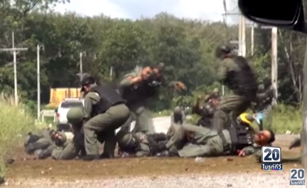 นาทีทหารหิ้วร่างเพื่อน หวังยื้อชีวิต หลังโจรใต้บึ้ม 3 ลูก 