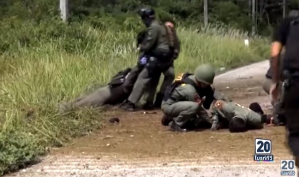 นาทีทหารหิ้วร่างเพื่อน หวังยื้อชีวิต หลังโจรใต้บึ้ม 3 ลูก 