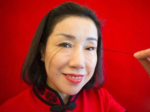 ผู้หญิงที่ขนตายาวที่สุดในโลก