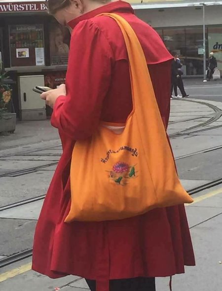 ฝรั่งสะพายย่าม