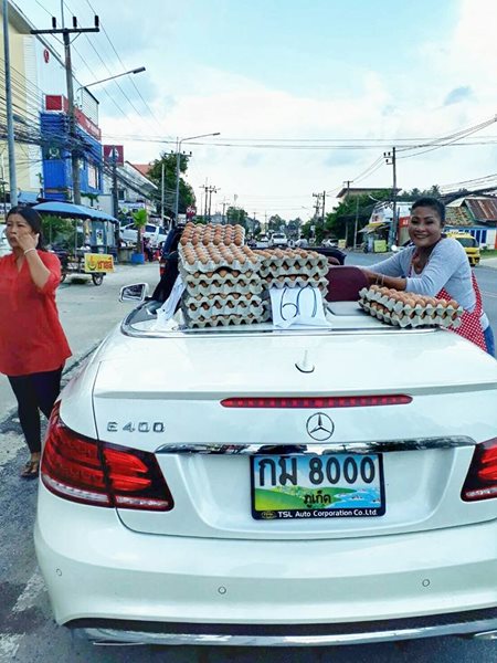 ขายไข่หลังรถเปิดประทุน