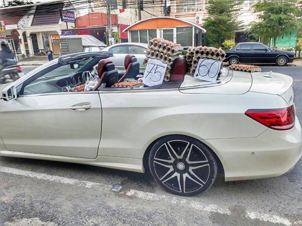 ขายไข่หลังรถเปิดประทุน