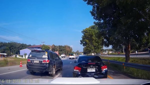 หนุ่มโวยเจออาสาฯ ตั้งกรวยทางโค้ง ทำรถชนท้ายกันยับ หนุ่มโวยเจออาสาฯ ตั้งกรวยทางโค้ง ทำรถชนท้ายกันยับ