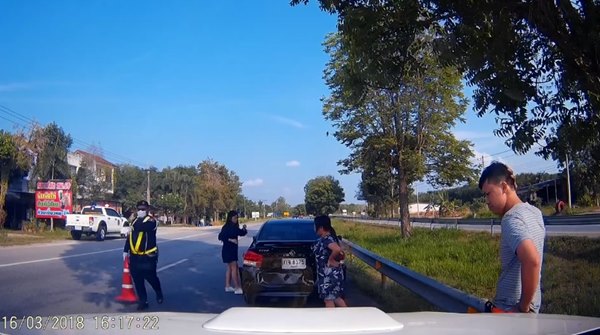 หนุ่มโวยเจออาสาฯ ตั้งกรวยทางโค้ง ทำรถชนท้ายกันยับ