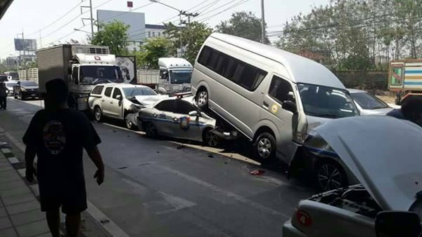 สิบล้อเบรกแตก พุ่งชนรถนำขบวนทหาร