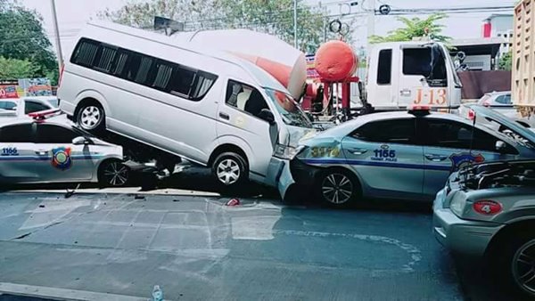 สิบล้อเบรกแตก พุ่งชนรถนำขบวนทหาร