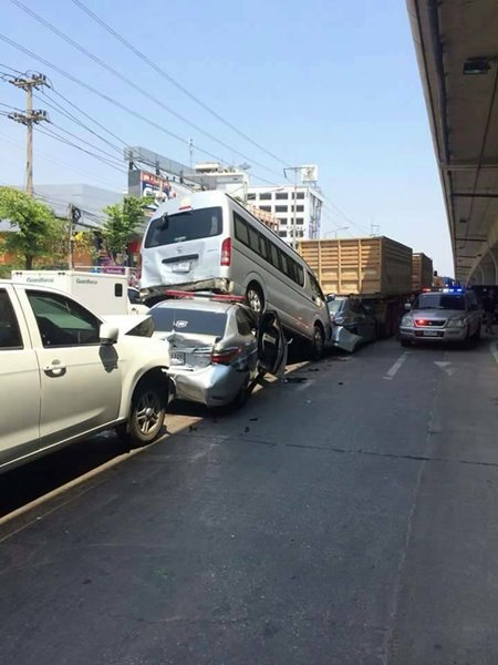 สิบล้อเบรกแตก พุ่งชนรถนำขบวนทหาร