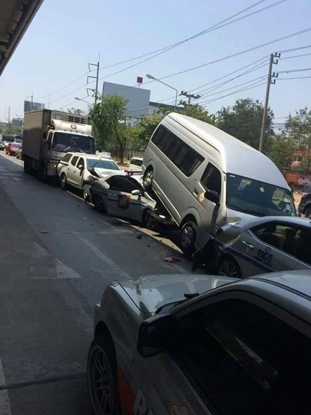 สิบล้อเบรกแตก พุ่งชนรถนำขบวนทหาร