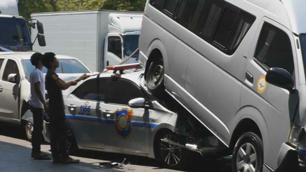 สิบล้อเบรกแตก พุ่งชนรถนำขบวนทหาร