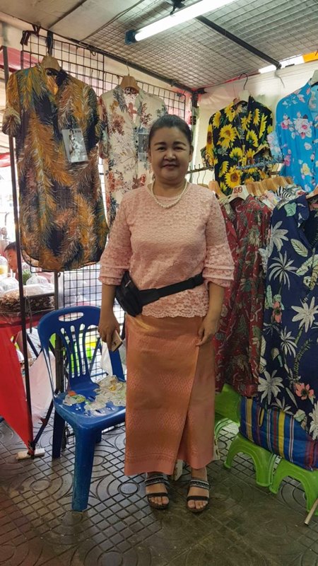 พ่อค้าแม่ค้าตลาดท่าน้ำนนท์ใส่ชุดไทยขายของ