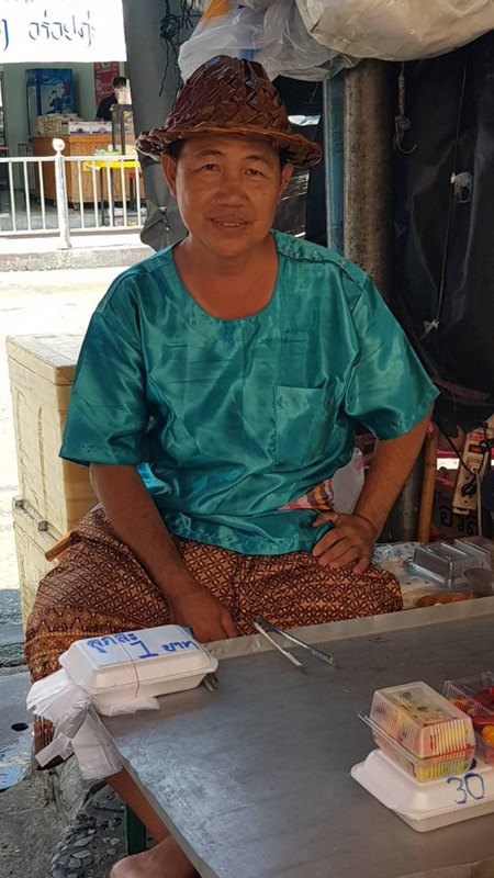 พ่อค้าแม่ค้าตลาดท่าน้ำนนท์ใส่ชุดไทยขายของ