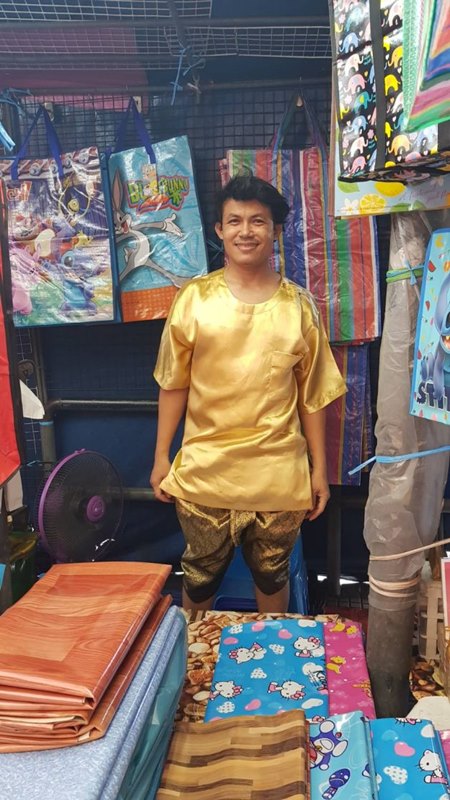 พ่อค้าแม่ค้าตลาดท่าน้ำนนท์ใส่ชุดไทยขายของ