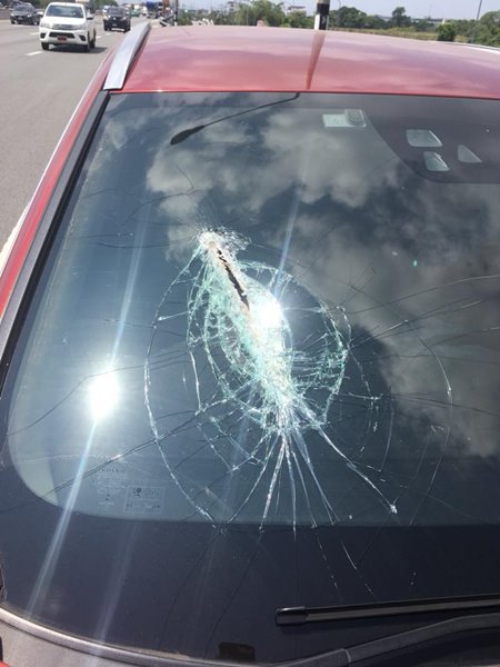 หนุ่มเล่านาทีเฉียดตาย แหนบเหล็กหลุดทะลุกระจกรถ