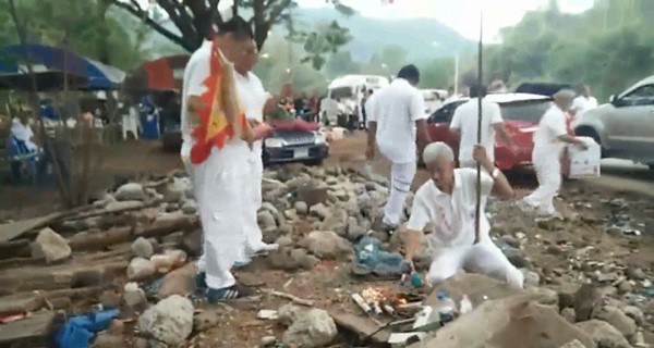 รถทัวร์แหกโค้ง