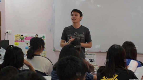 ผู้กองหนุ่มลาออกจากตำรวจ หันมาสอนหนังสือฟรีให้เด็กยากจน 