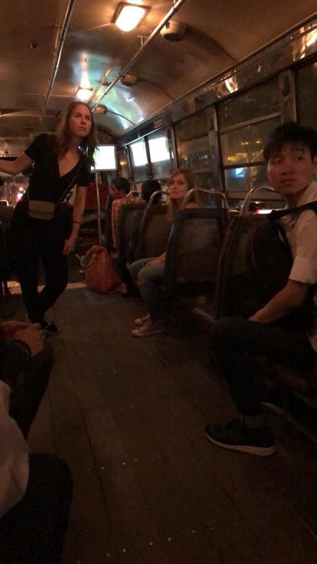 กระเป๋ารถเมล์ถูกทิ้ง