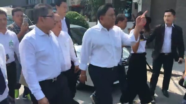 ผู้ว่าฯ กทม. ลงพื้นที่หน้าบ้านป้าทุบรถ ลั่นเตรียมสั่งยุบตลาดไม่มีใบอนุญาต 