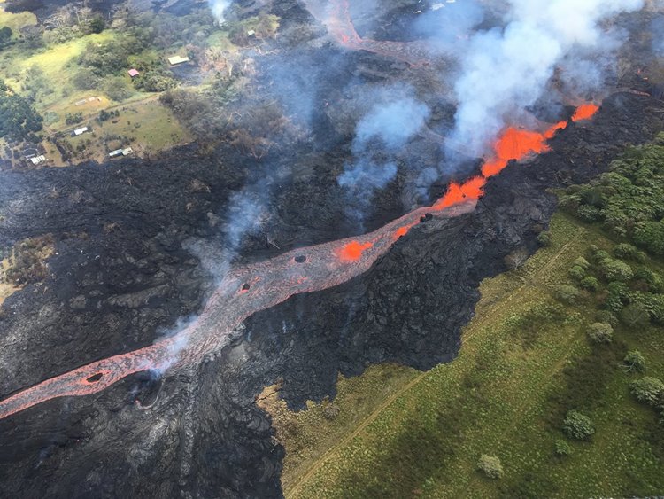 ฮาวายอ่วมหนัก ลาวาไหลลงทะเล กลายเป็นหมอกควันพิษ