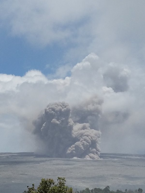 ฮาวายอ่วมหนัก ลาวาไหลลงทะเล กลายเป็นหมอกควันพิษ