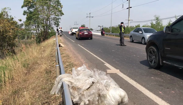 อุทาหรณ์ ขับรถคร่อมถุงพลาสติกตกบนถนน