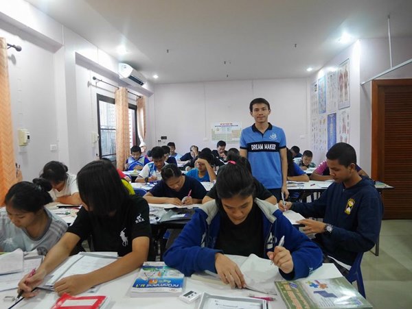 ผู้กองหนุ่มลาออกจากตำรวจ หันมาสอนหนังสือฟรีให้เด็กยากจน 