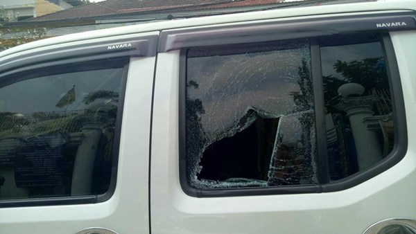 เจ้าของบ้านฉุนจัด ใช้ขวานจามรถจอดขวางหน้าบ้าน