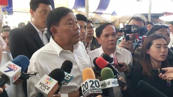 ผู้ว่าฯ กทม. ลงพื้นที่หน้าบ้านป้าทุบรถ ลั่นเตรียมสั่งยุบตลาดไม่มีใบอนุญาต 