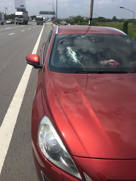 หนุ่มเล่านาทีเฉียดตาย แหนบเหล็กหลุดทะลุกระจกรถ