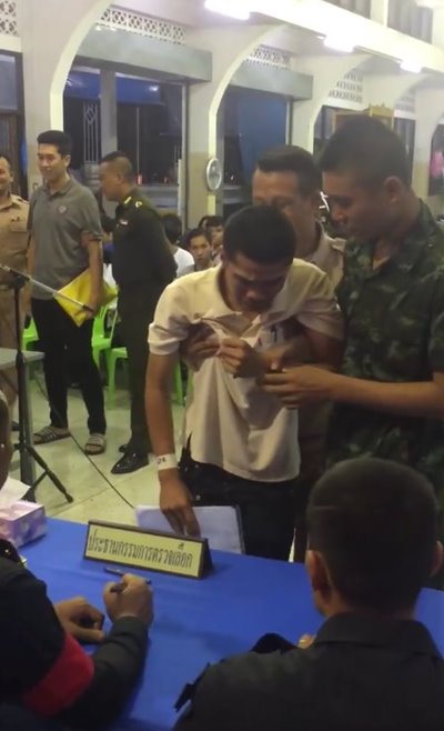 หนุ่มจับใบแดงน้ำตาตก