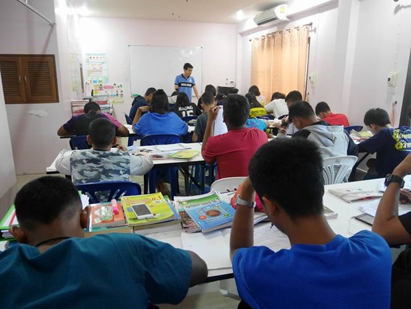 ผู้กองหนุ่มลาออกจากตำรวจ หันมาสอนหนังสือฟรีให้เด็กยากจน 