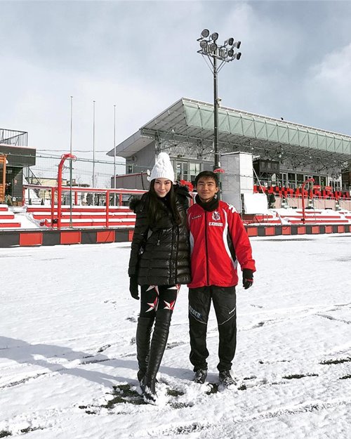 เมย์ เจ เลิกกัน