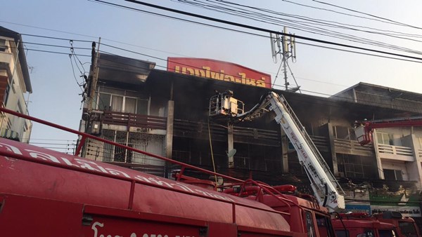 ไฟไหม้ร้านอะไหล่รถยนต์ตลาดไท