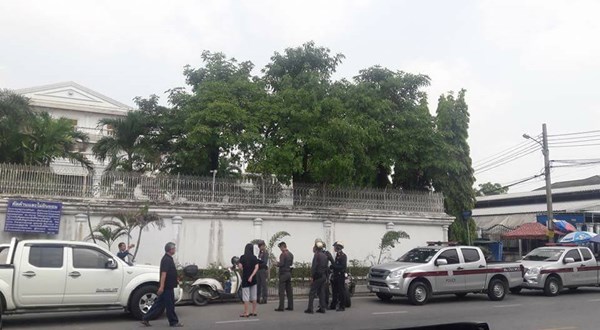 เจ้าของบ้านฉุนจัด ใช้ขวานจามรถจอดขวางหน้าบ้าน