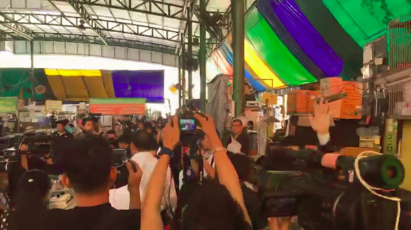 ผู้ว่าฯ กทม. ลงพื้นที่หน้าบ้านป้าทุบรถ ลั่นเตรียมสั่งยุบตลาดไม่มีใบอนุญาต 