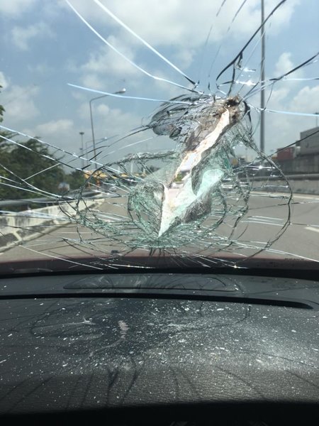 หนุ่มเล่านาทีเฉียดตาย แหนบเหล็กหลุดทะลุกระจกรถ