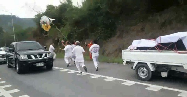 รถทัวร์แหกโค้ง