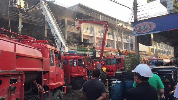 ไฟไหม้ร้านอะไหล่รถยนต์ตลาดไท