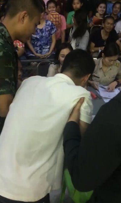 หนุ่มจับใบแดงน้ำตาตก