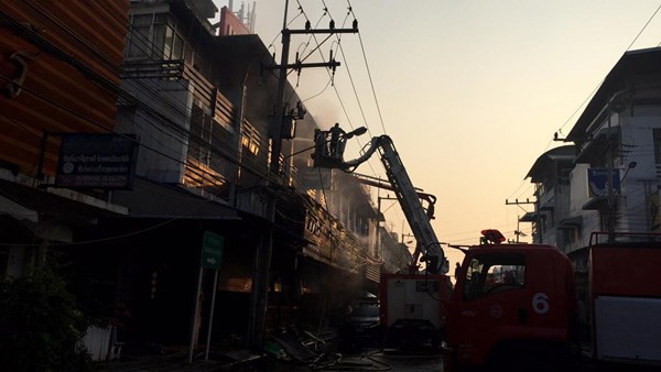 ไฟไหม้ร้านอะไหล่รถยนต์ตลาดไท