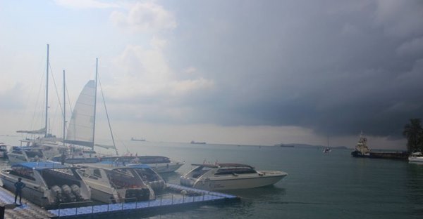 เรือนักท่องเที่ยวไฟไหม้