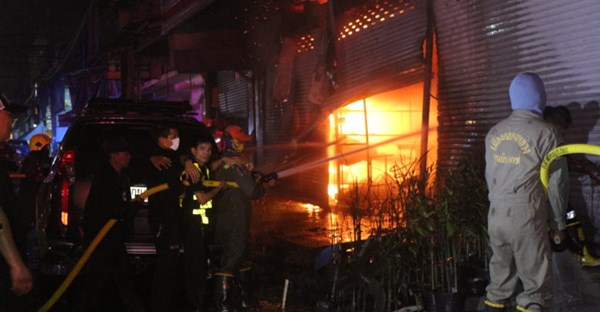 ไฟไหม้ร้านอะไหล่รถยนต์ตลาดไท