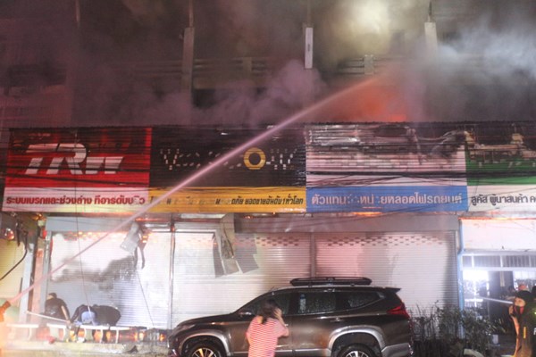 ไฟไหม้ร้านอะไหล่รถยนต์ตลาดไท