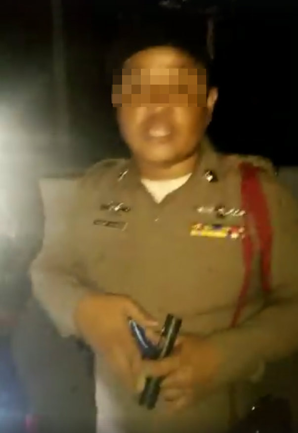 ตำรวจตั้งด่านจับใบขับขี่