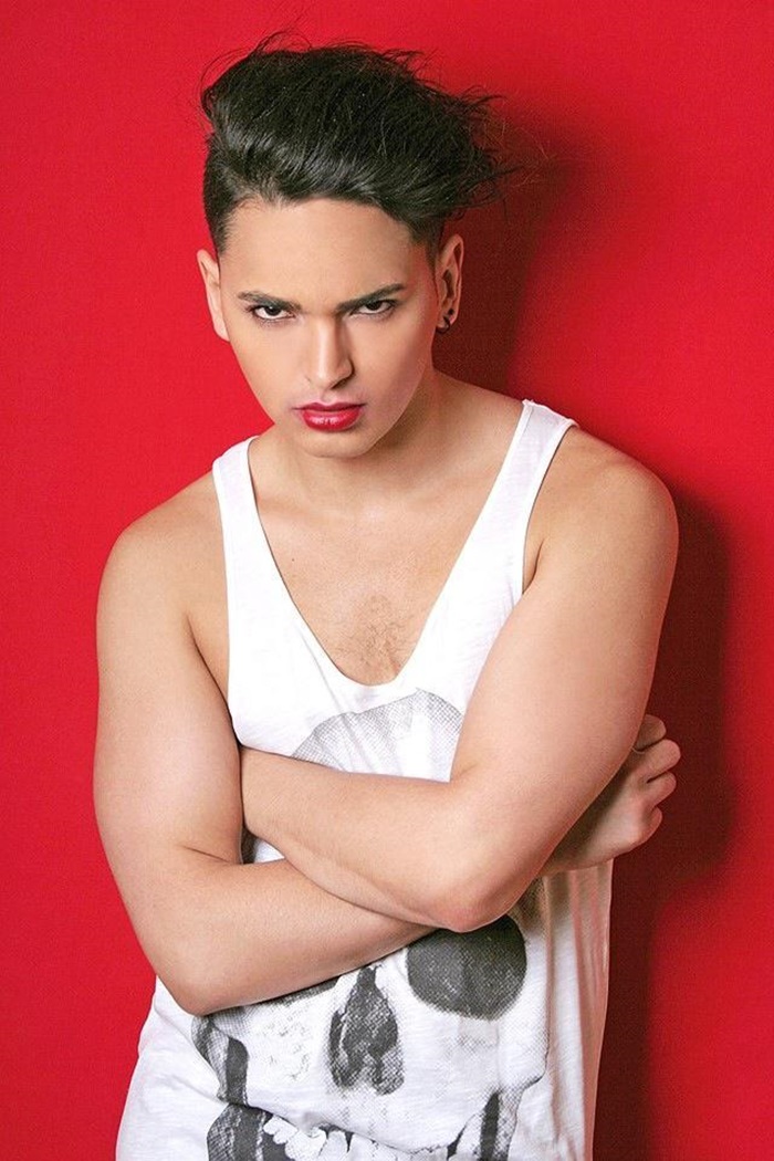 สาวสองประมูลพรหมจรรย์ หาเงินแปลงเพศ